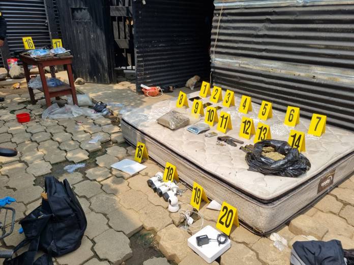Pie de foto:Varios objetos fueron incauados por las autoridades durante los allanamientos. Foto: MP