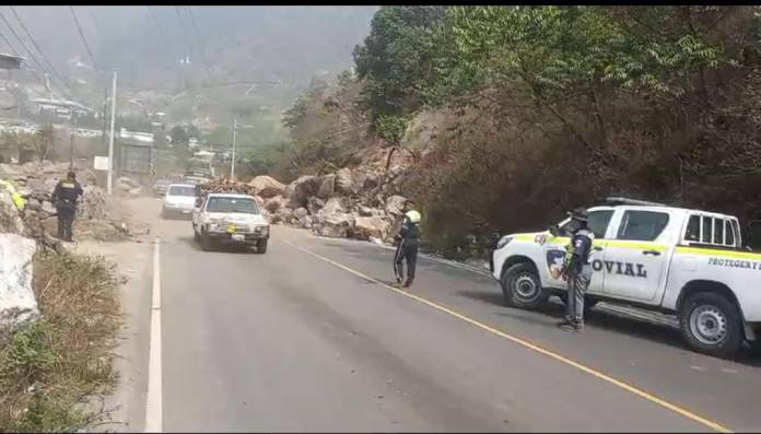 Varios derrumbes de tierra se registraron entre los kilómetros 206 y 215 de la Ruta CITO-180. Foto: Conred