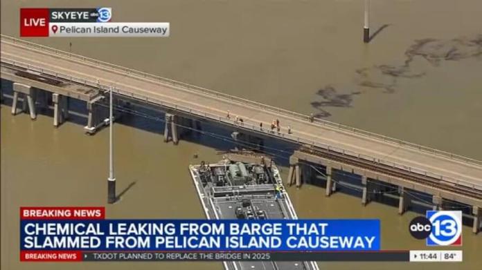 Una barcaza chocó contra el puente Pelican Island en Galveston, Texas, provocando el colapso del ferrocarril. Foto ABC13 Houston.