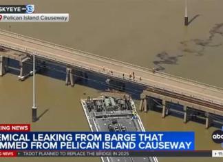 Una barcaza chocó contra el puente Pelican Island en Galveston, Texas, provocando el colapso del ferrocarril. Foto ABC13 Houston.