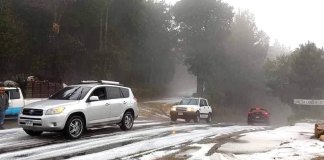 Hielo quedó en carreteras y vegetación de la localidad. Foto: Conred