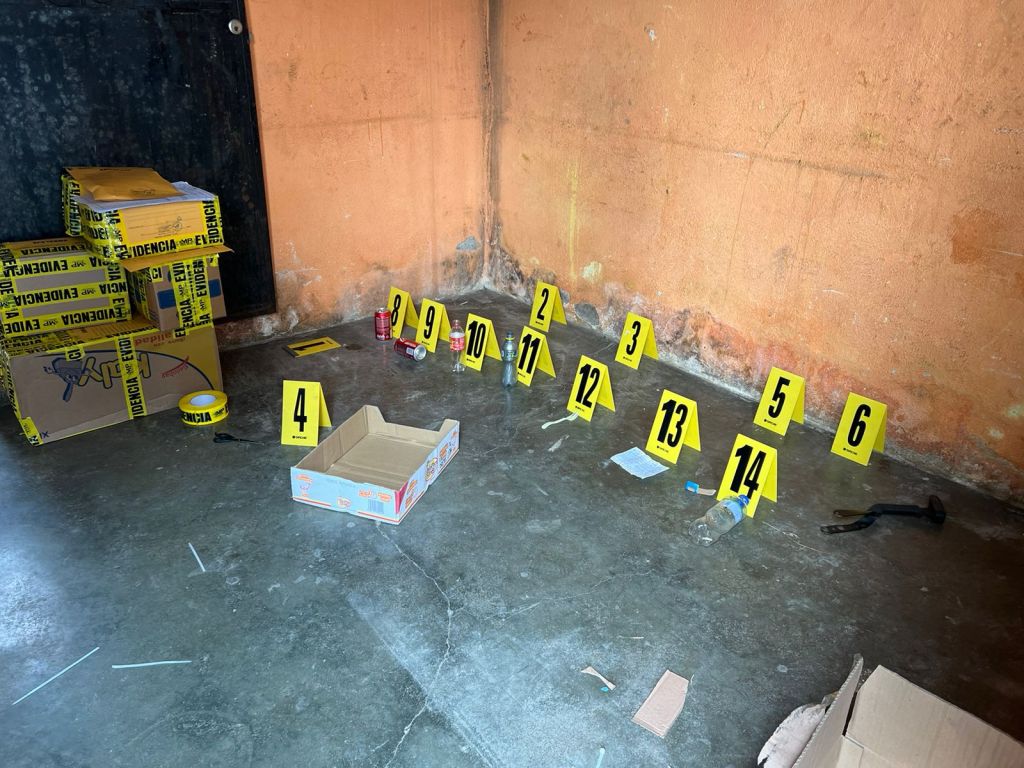 En la vivienda donde fue encontrado el cadáver de Farruko Pop, también encontraron indicios como armas, envases y un recibo con el nombre de la víctima. FOTO: MP