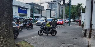 Reportan a motorista utilizar la banqueta para movilizarse. Foto: usuario Sergio Monzón en X