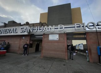 Pacientes buscan atención médica en el Hospital General San Juan de Dios. Foto: José Orozco / La Hora.