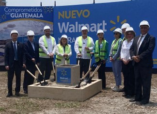 Raúl Bouscayrol, Presidente de (CIG); Jorge Briz, Presidente de la Cámara de Comercio; Tobin Bradley, Embajador de EE. UU.; Bárbara Viñals Padilla, directora Walmart Centroamérica; Bernardo Arévalo, Presidente de Guatemala; Cristina Ronski, CEO Walmart Centroamérica, Carmen María Torrebiarte, presidenta de CACIF, Juan Carlos Paiz, Presidente de FUNDESA; Gabriela García, Ministra de Economía y Héctor Valdez, Alcalde auxiliar de la zona 4 de Mixco.