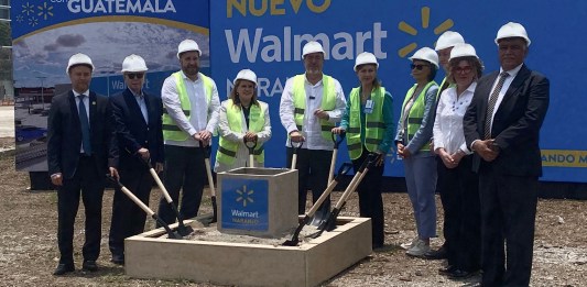 Raúl Bouscayrol, Presidente de (CIG); Jorge Briz, Presidente de la Cámara de Comercio; Tobin Bradley, Embajador de EE. UU.; Bárbara Viñals Padilla, directora Walmart Centroamérica; Bernardo Arévalo, Presidente de Guatemala; Cristina Ronski, CEO Walmart Centroamérica, Carmen María Torrebiarte, presidenta de CACIF, Juan Carlos Paiz, Presidente de FUNDESA; Gabriela García, Ministra de Economía y Héctor Valdez, Alcalde auxiliar de la zona 4 de Mixco.