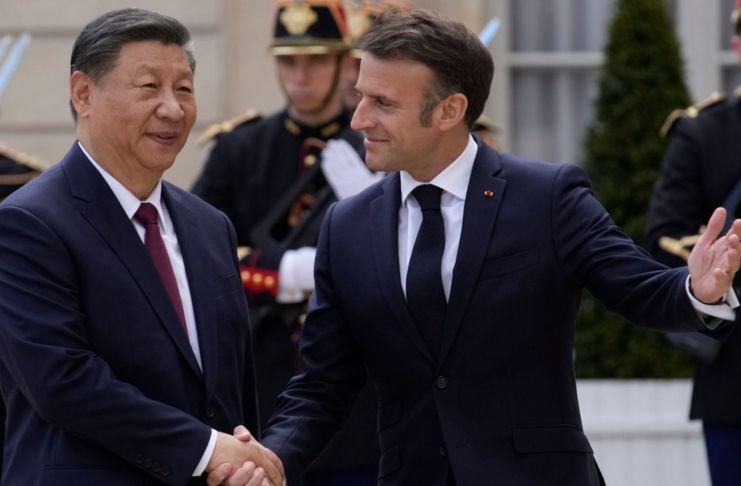 El presidente de Francia, Emmanuel Macron, a la derecha, recibe al presidente de Francia, Xi Jinping, antes de su reunión en el Palacio del Elíseo, el lunes 6 de mayo de 2024 en París. (AP Foto/Christophe Ena)