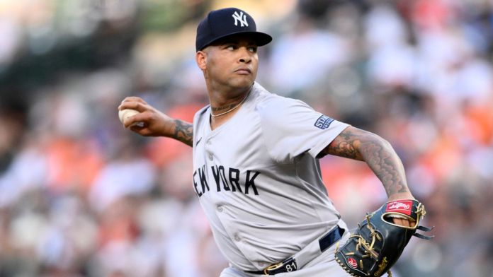 El abridor dominicano de los Yankees de Nueva York Luis Gil lanza en la segunda entrada del juego ante los Orioles de Baltimore el miércoles 1 de mayo del 2024. (AP Foto/Nick Wass)