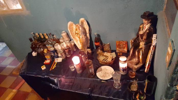 Un altar de la "santa muerte" fue encontrado en los allanamientos. Foto: MP