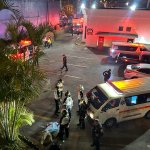 A causa de heridas de bala, dos personas fallecieron en el parqueo de una funeraria en la calle Martí, entre 14 y 15 calles. Foto CVB