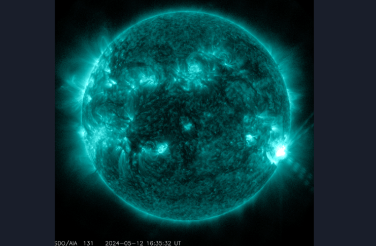 La llamarada es el destello brillante hacia la zona media superior del Sol. Foto: NASA/SDO.