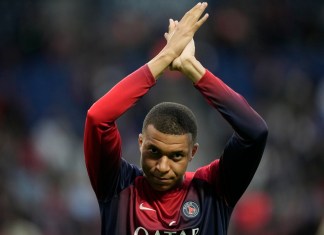 Mbappé jugaría en el Real Madrid: periodista Fabrizio Romano asegura que todo está listo Kylian Mbappe del Paris Saint Germain saluda a los seguidores del equipo tras el encuentro en el Parc des Princes en el duelo de liga ante Tolosa el domingo 12 de mayo del 2024. (AP Foto/Christophe Ena)