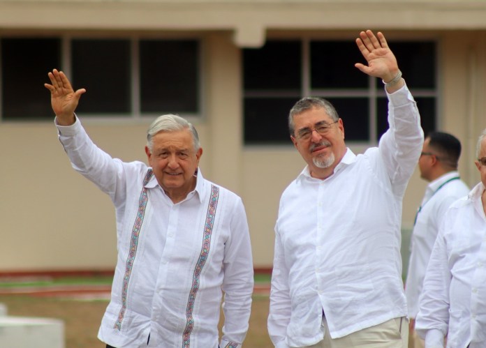 El presidente de México, Andrés Manuel López Obrador (i), y su homólogo de Guatemala, Bernardo Arévalo (d), saludan a su llegada este viernes a una reunión de trabajo en el municipio de Tapachula, Chiapas (México). EFE/ Juan Manuel Blanco