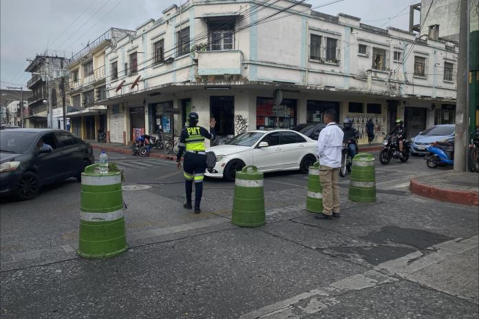 La Policía Municipal de Tránsito (PMT) de la capital brinda apoyo para regular el paso de vehículos en los alrededores del Congreso de la República. Foto: José Orozco