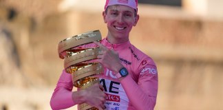 Tadej Pogacar sostiene el trofeo de campeón del Giro de Italia, el domingo 26 de mayo de 2024, en Roma. Foto La Hora / AP Foto/Andrew Medichini