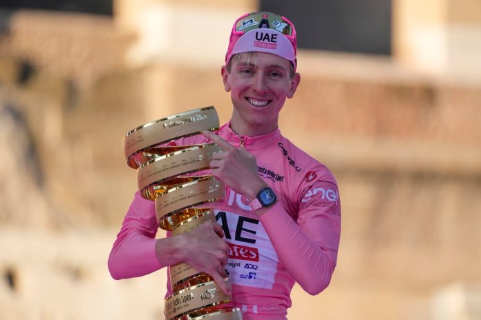 Tadej Pogacar sostiene el trofeo de campeón del Giro de Italia, el domingo 26 de mayo de 2024, en Roma. Foto La Hora / AP Foto/Andrew Medichini
