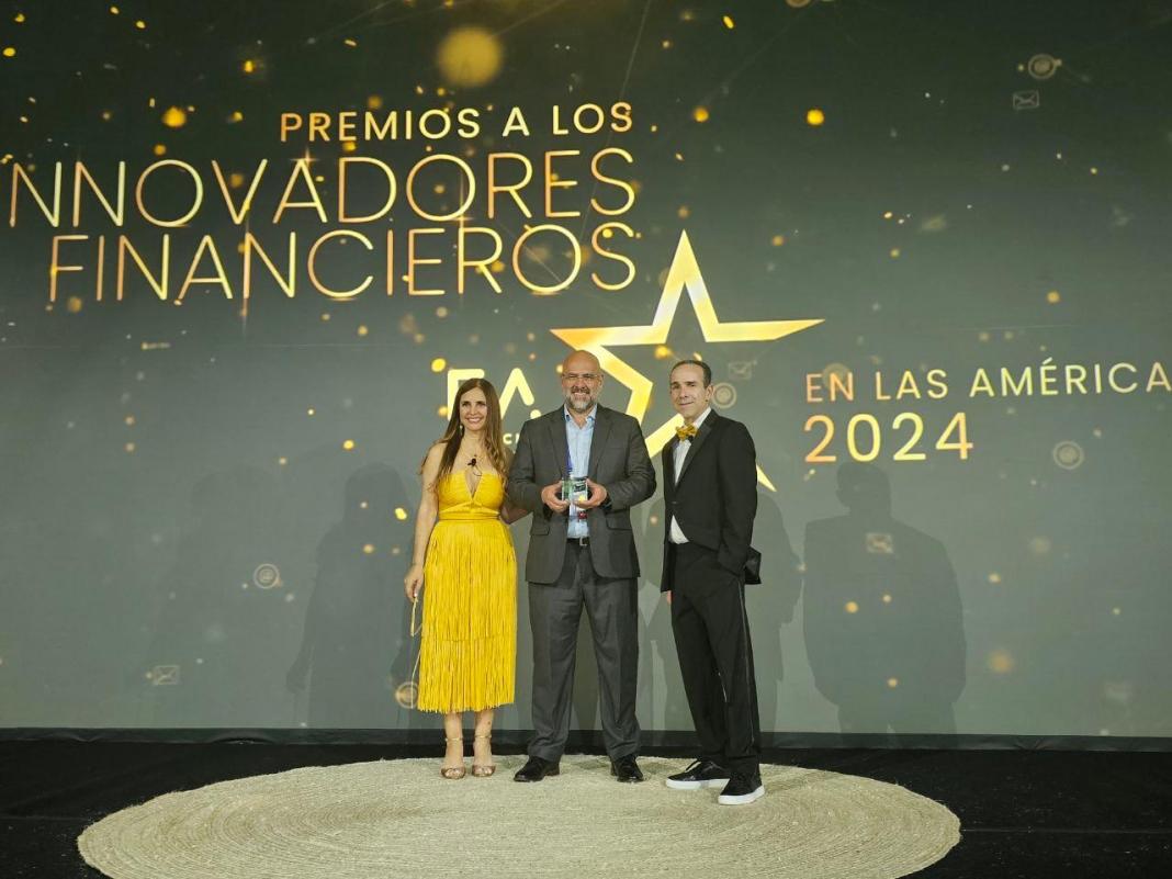 Jorge Mario Soto Balcárcel recibiendo el premio Platino en FINTECH AMERICAS
