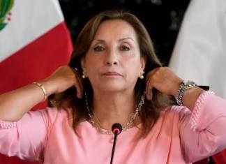 La presidenta de Perú, Dina Boluarte, muestra varias joyas, en una conferencia de prensa. (AP Foto/Martín Mejía)