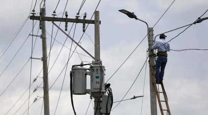El INDE y Eegsa revisan la red eléctrica tras sismos en el país. Foto: La Hora