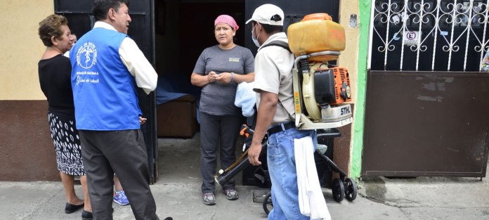 Para evitar los criaderos de zancudos y la propagación del dengue, el Ministerio de Salud impulsa una campaña de fumigación. Foto: DCA vía AGN