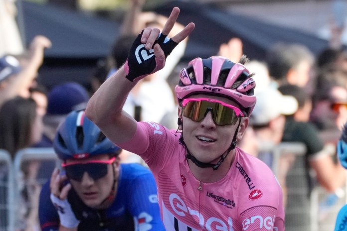 Tadej Pogacar, con la casaca rosada de líder general, celebra al completar su victoria en el Giro de Italia, el domingo 26 de mayo de 2024. (AP Foto/Andrew Medichini)