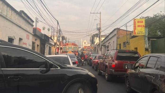 Congestionamiento vial en varios sectores ocasiona un accidente de tránsito en Villa Nueva. Foto: X de Dalia Santos