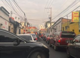Congestionamiento vial en varios sectores ocasiona un accidente de tránsito en Villa Nueva. Foto: X de Dalia Santos