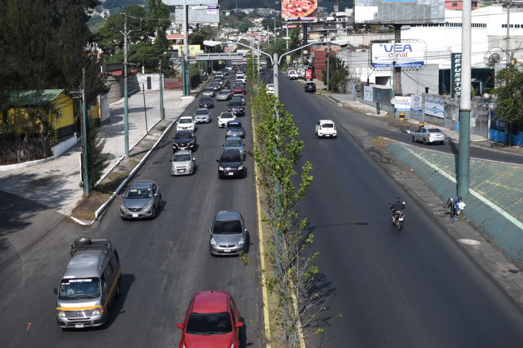 En la ruta Interamericana, del tramo de la entrada a la Colonia Belén hacia ciudad San Cristóbal, se ve que el asfalto comienza a deteriorarse. Foto: La Hora / Fabrizio Alonzo.
