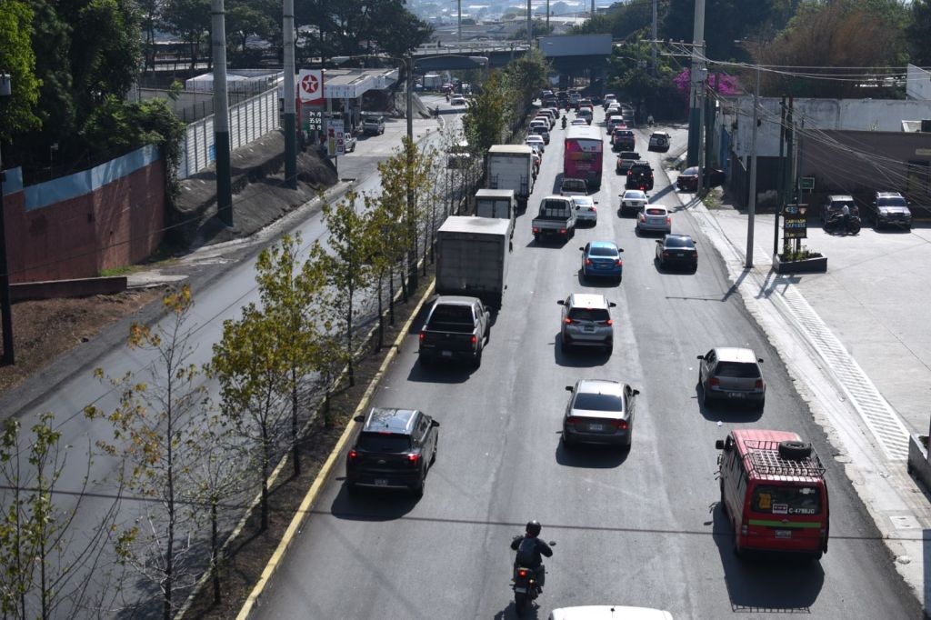 Tramo asfaltado en ruta Interamericana donde se pueden ver ondulaciones y falta de señalización. Para este proyecto se presupuestaron Q13 millones. Foto: La Hora / Fabrizio Alonzo.