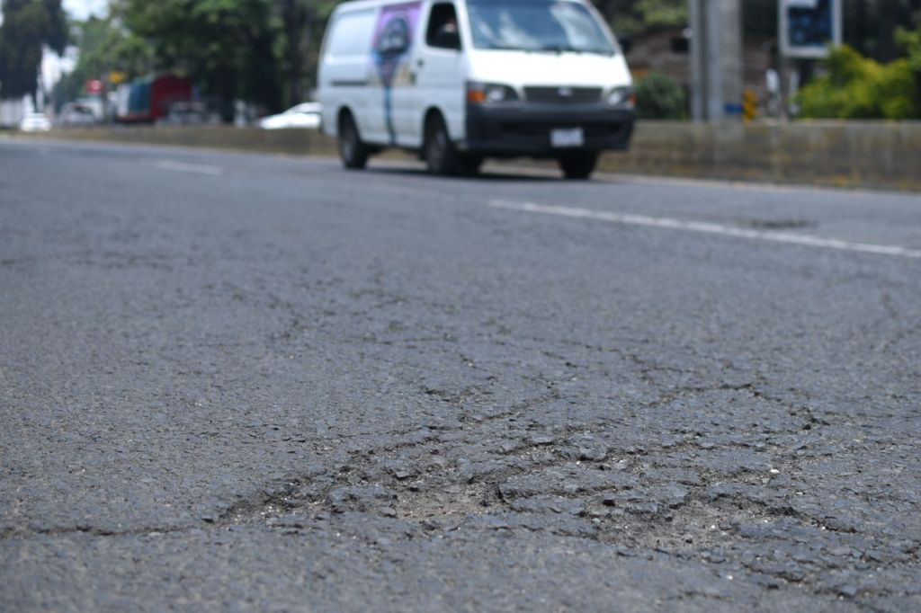 Usuarios de la ruta a El Salvador (CA-01 oriente) comentan que no se han visto trabajadores en la ruta desde hace mucho tiempo. El asfalto es antiguo y ya está deteriorado en varios puntos. Foto: La Hora / Fabrizio Alonzo.