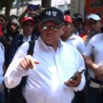 Joviel Acevedo, dirigente magisterial que lleva más de 20 años de dirigir el STEG, En la fotografía, en la marcha del pasado 2 de mayo cuando protestaron por la posibilidad de que las negociaciones del pacto colectivo puedan ser publicas. Foto La Hora / José Orozco.