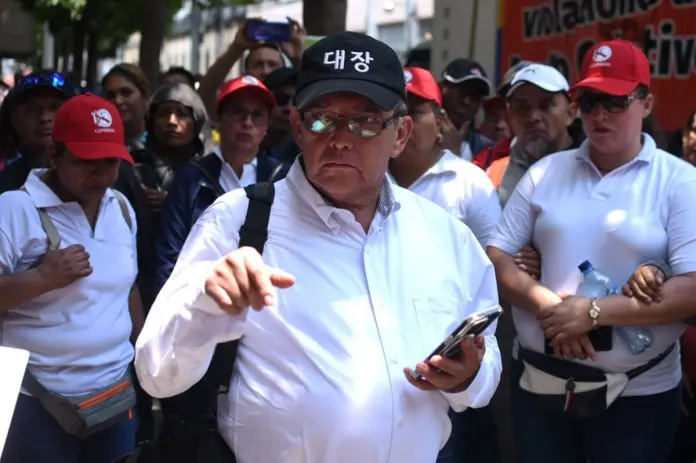 Joviel Acevedo, dirigente magisterial que lleva más de 20 años de dirigir el STEG, En la fotografía, en la marcha del pasado 2 de mayo cuando protestaron por la posibilidad de que las negociaciones del pacto colectivo puedan ser publicas. Foto La Hora / José Orozco.