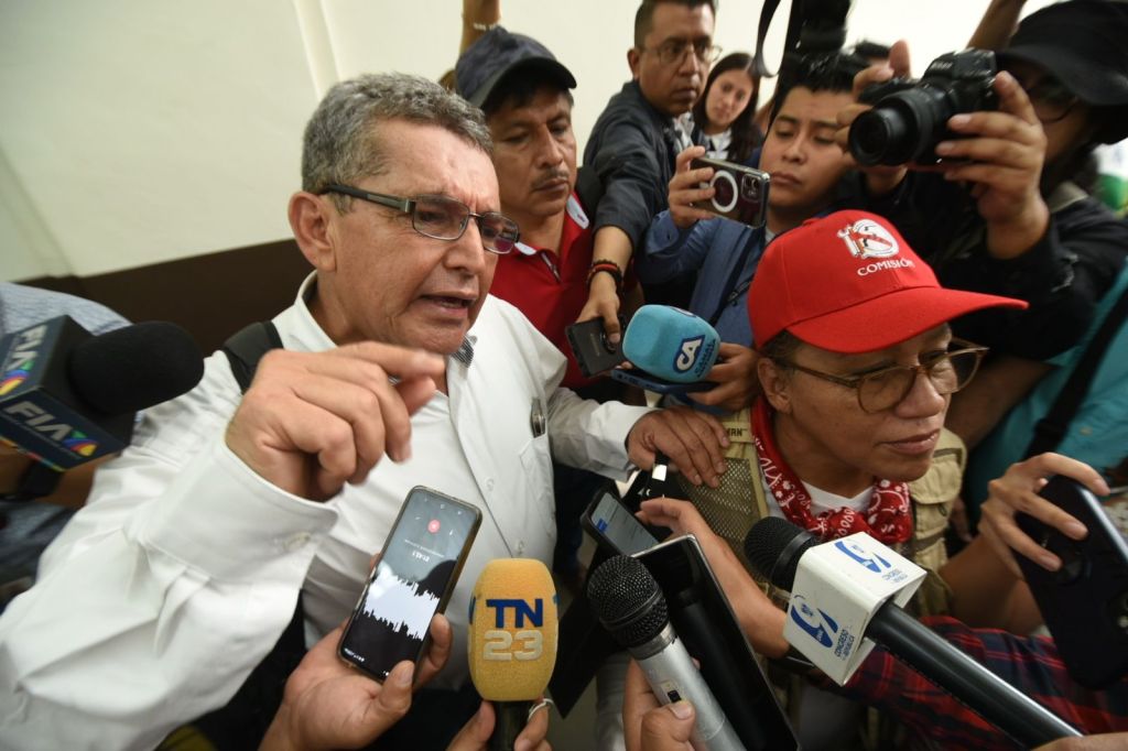 El líder sindical Joviel Acevedo previo a ingresar a la reunión que sostuvo con diputados en el Congreso de la República.