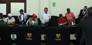 Joviel Acevedo, representante sindical y otros representantes llegan al Congreso de la República para exponer sus demandas. Foto: Fabricio Alonzo/La Hora