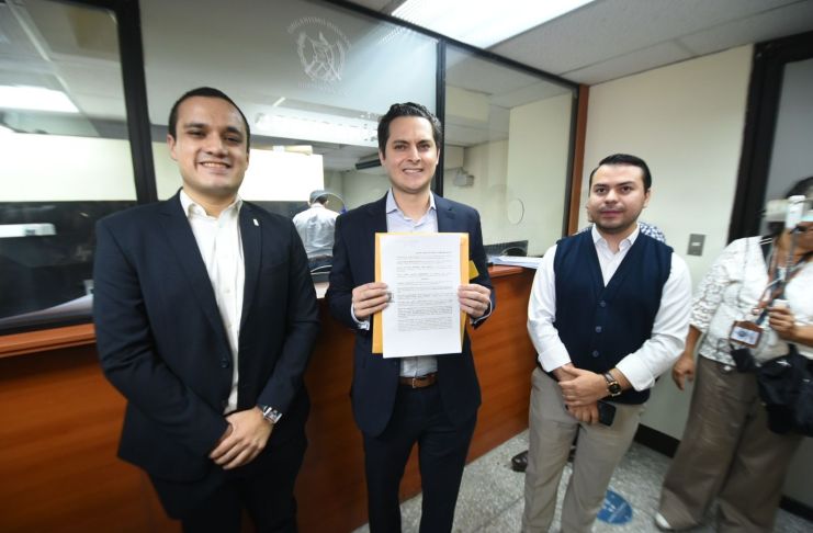 Los abogados Edgar Ortíz y Javier Urizar accionaron en contra del Pacto Colectivo de Magisterio.