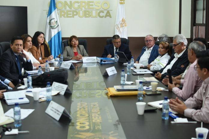 El gerente de Grupo Muratori, Fóscolo Liano (saco azul a la derecha) fue citado al Congreso de la República por varios proyectos en distintos departamentos. Foto: Fabricio Alonzo