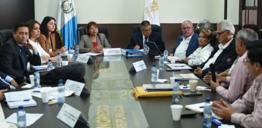 El gerente de Grupo Muratori, Fóscolo Liano (saco azul a la derecha) fue citado al Congreso de la República por varios proyectos en distintos departamentos. Foto: Fabricio Alonzo