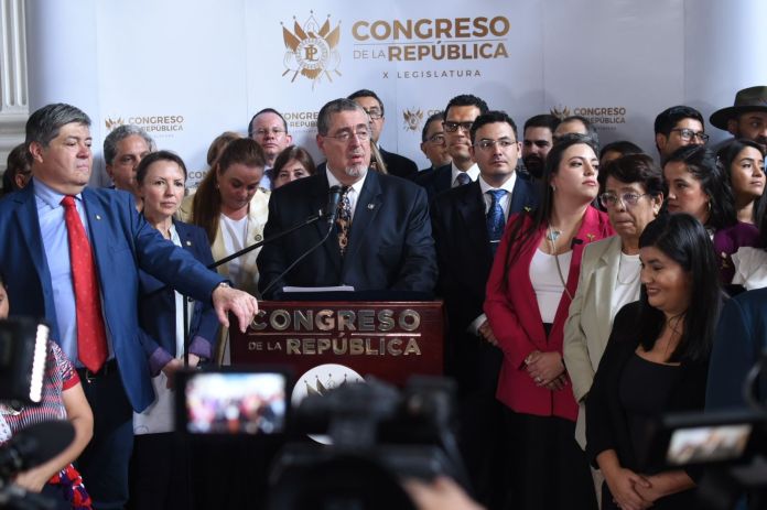 El presidente, Bernardo Arévalo, acuerpado por su gabinete de ministros y diputados, entrega en el Congreso la reforma para la Ley Orgánica del Ministerio Público. Foto: José Orozco