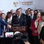 El presidente, Bernardo Arévalo, acuerpado por su gabinete de ministros y diputados, entrega en el Congreso la reforma para la Ley Orgánica del Ministerio Público. Foto: José Orozco
