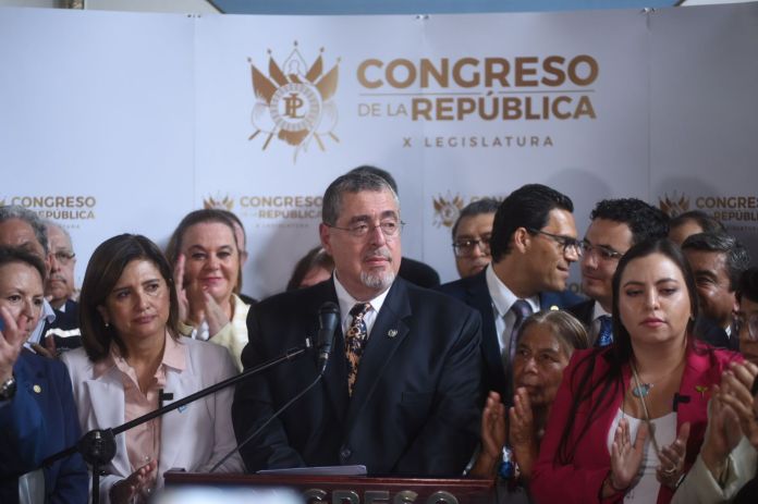 El presidente Bernardo Arévalo junto a ministros del Ejecutivo y diputados del partido suspendido Semilla. Foto: La Hora / Fabricio Alonzo.