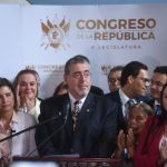 El presidente Bernardo Arévalo junto a ministros del Ejecutivo y diputados del partido suspendido Semilla. Foto: La Hora / Fabricio Alonzo.