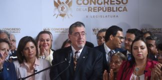 El presidente Bernardo Arévalo junto a ministros del Ejecutivo y diputados del partido suspendido Semilla. Foto: La Hora / Fabricio Alonzo.