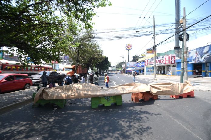 Foto Fabricio Alonzo La Hora Un grupo de personas mantiene un bloqueo sobre la avenida Petapa.