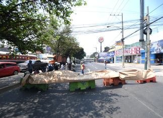 Foto Fabricio Alonzo La Hora Un grupo de personas mantiene un bloqueo sobre la avenida Petapa.