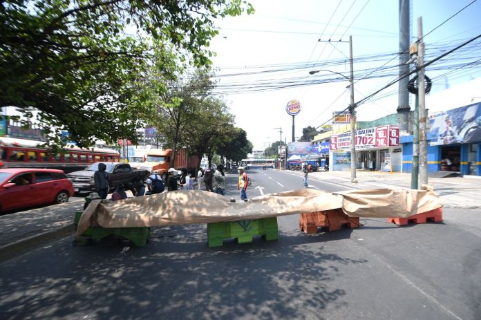 Estudiantes universitarios bloquearon el paso en la avenida Petapa hacia el sur de la capital. 