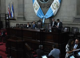 La junta directiva del Congreso pidió una revisión de quorum para continuar con la plenaria, pero debido a que disminuyó la asistencia se levantó la sesión. Foto: Fabricio Alonzo.