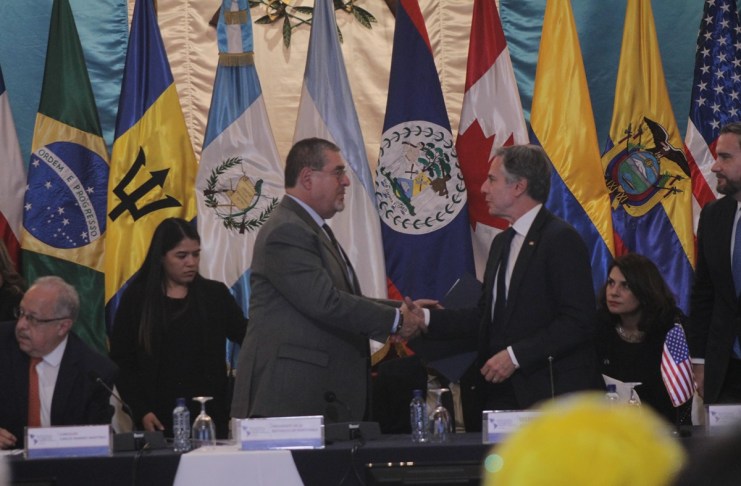 El presidente Bernardo Arévalo y el secretario de Estado de Estados Unidos, Anthony Blinke, se saludan al inicio de la Reunión Ministerial. Foto: La Hora / José Orozco.
