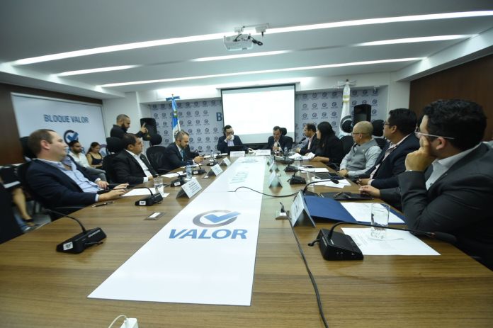 Los integrantes de la comisión de Economía discuten la conformación de la superintendencia de competencia y el comité de evaluación, lo cual llevó la mayor parte de la reunión. Foto: Fabricio Alonzo/La Hora