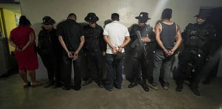 Una persona fue detenida por la portación legal de armas y tres por obstaculizar las justicia. (Foto: PNC)