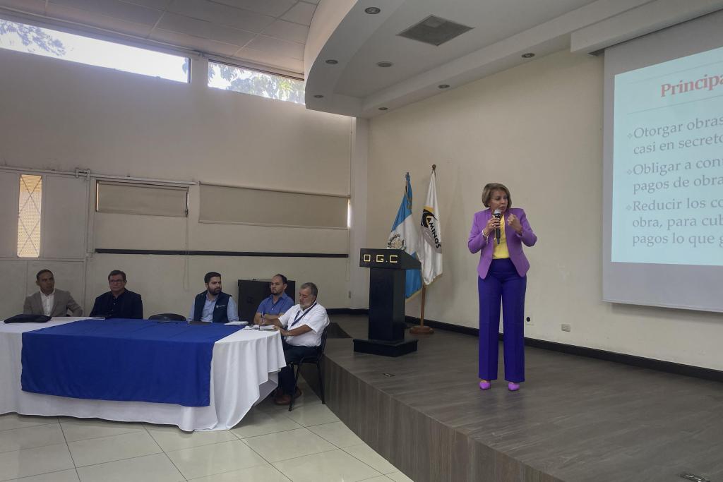 Jazmín de la Vega, titular de Comunicaciones se hizo acompañar de otros directivos de su cartera para exponer la situación de las obras. (Foto: José Orozco/La Hora)